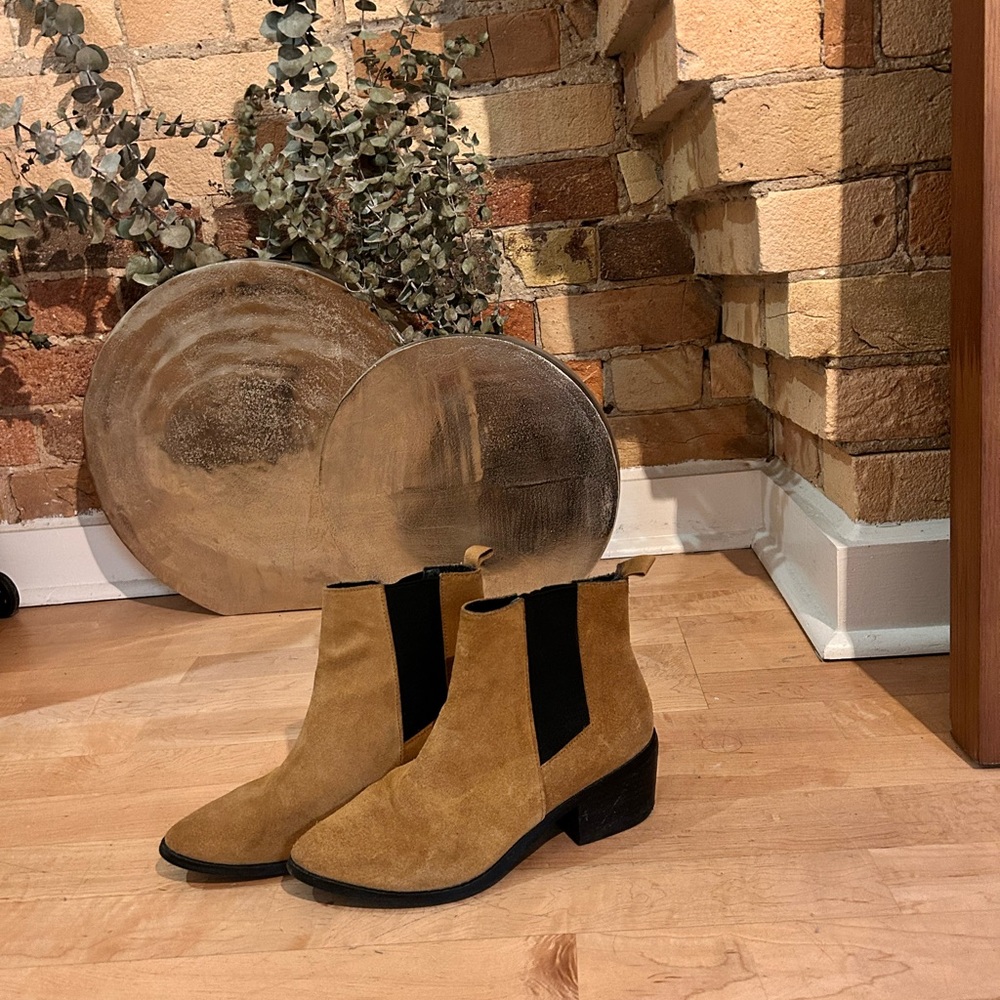 Solsana classic suede boots